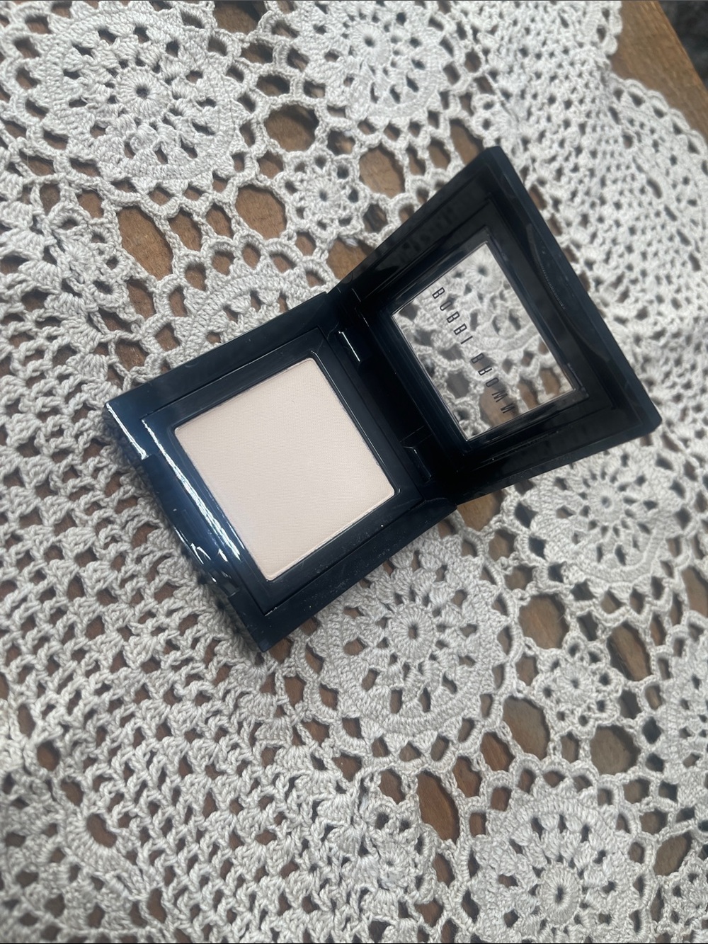 Bobbi Brown Single Eyeshadow - Bone 2 - Picture 2 of 11
